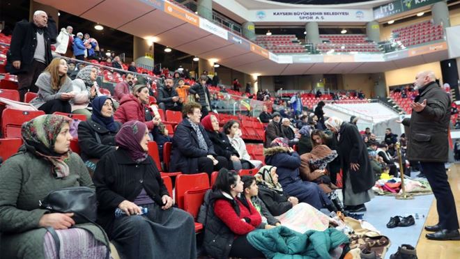 Başkan Çolakbayrakdar, geceyi tesislerde geçiren vatandaşları ziyaret etti