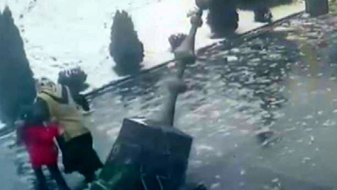 Yıkılan minarenin altında kalmaktan son anda kurtuldular