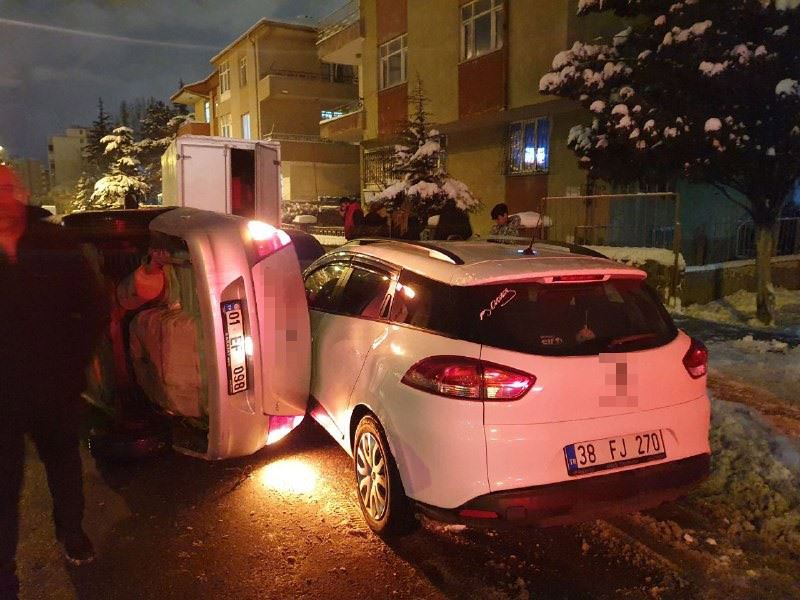 Refüje çarpan otomobil park halindeki aracın üzerine devrildi