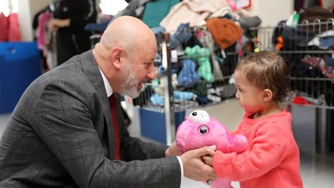 Depremzede aileler, Başkan Çolakbayrakdar’a dualar edip, teşekkür etti