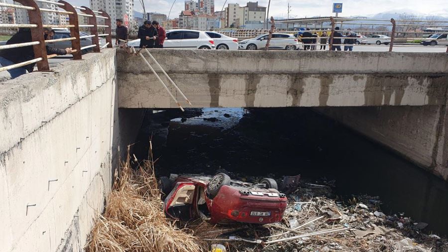    Kanala uçan otomobilden sağ çıktılar