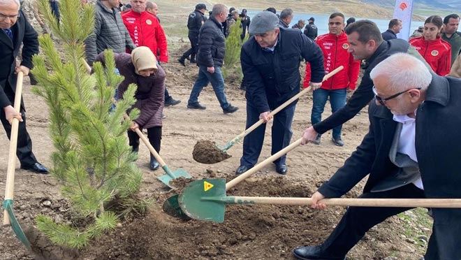   Fidanlar deprem şehitleri anısına dikildi