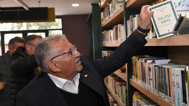   Büyükkılıç Büyükşehir’in 10. kütüphanesini inceledi