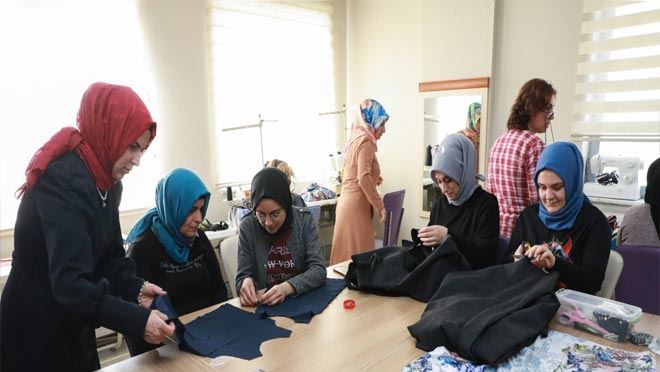 Kaymek depremzedelere kıyafet dikiyor