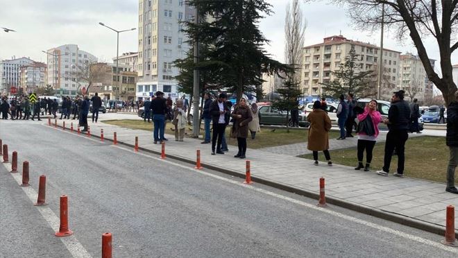Kayseri 4.7 büyüklüğündeki depremle sallandı, vatandaşlar sokağa döküldü