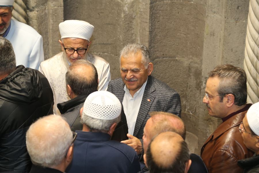 Başkan Büyükkılıç, bayram namazı sonrası vatandaşla bayramlaştı