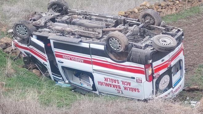  Ambulans takla attı: 3 yaralı