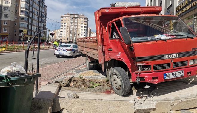 Tramvayla kamyonet çarpıştı