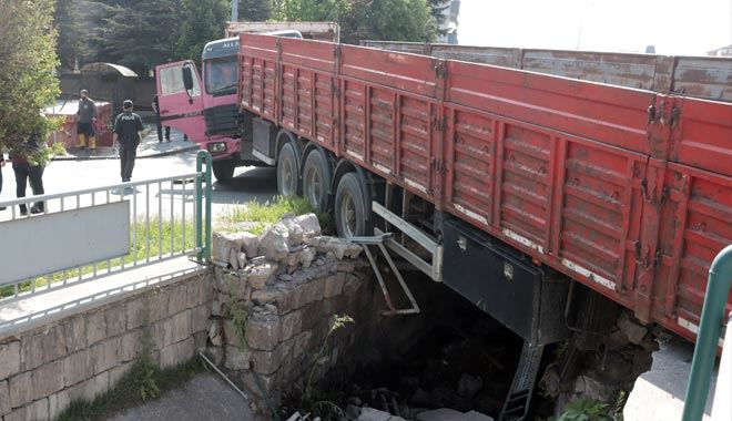    Freni patlayan kamyonet ortalığı savaş alanına çevirdi