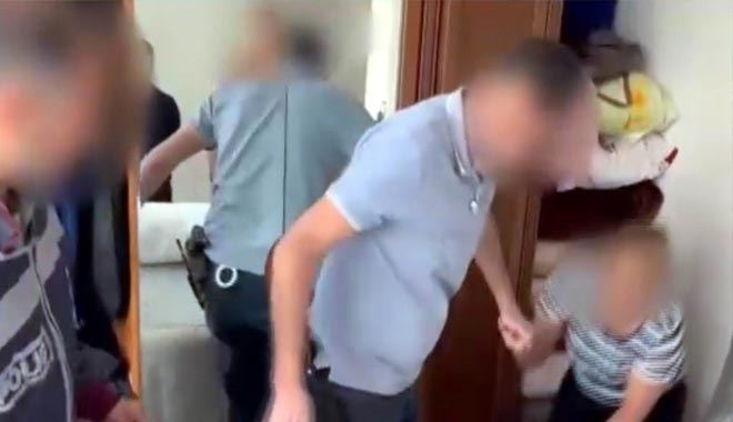 Firari kadın suçlu bazanın altında yakalandı