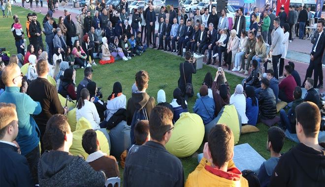 Akar gençlerle tecrübelerini paylaştı
