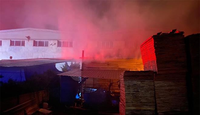   Mobilya fabrikasının deposu yandı