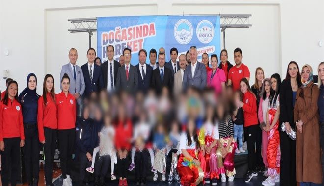 Anne yanında kalan çocuklara 23 Nisan kutlaması
