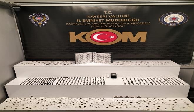 Çelik kasadan yüzlerce tarihi eser çıktı