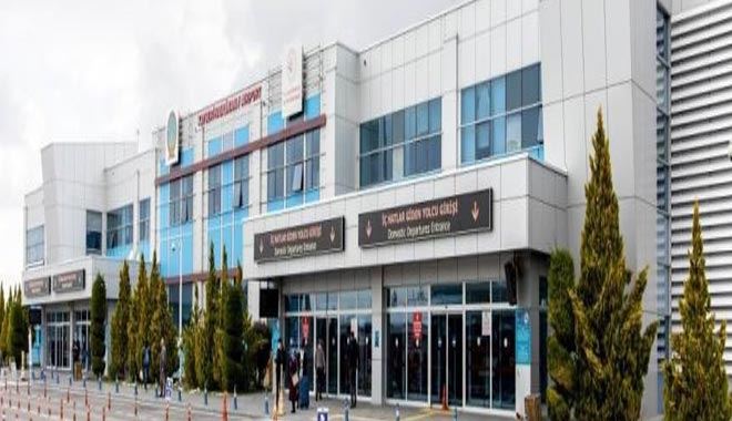 Hostesi tehdit ettiler uçak kalkmadı