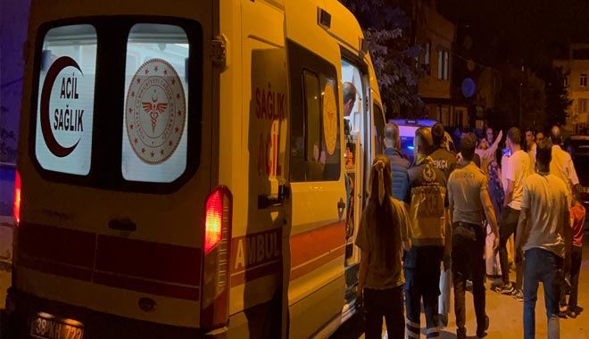  Genç kız önüne geleni bıçakladı