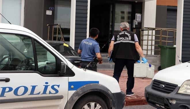  Silahını temizlemek isterken kendini vurdu