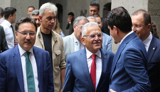  Çiçek ve Büyükkılıç hat eserleri sergisi’ni açtı