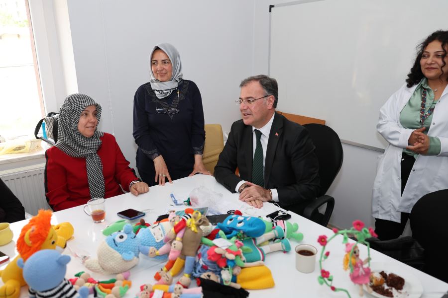 Kadınlar öğreniyor, üretiyor, sosyalleşiyor