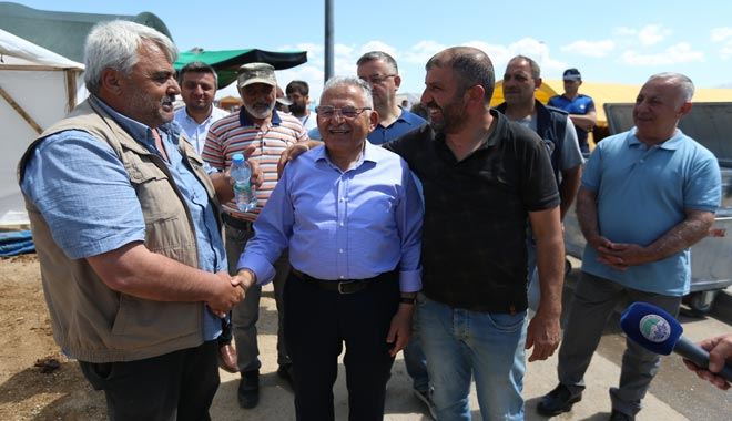   Büyükkılıç kurban pazarında sıkı pazarlığa katıldı