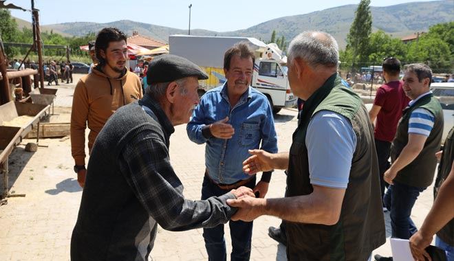 Başkan Öztürk kurban pazarını ziyaret etti