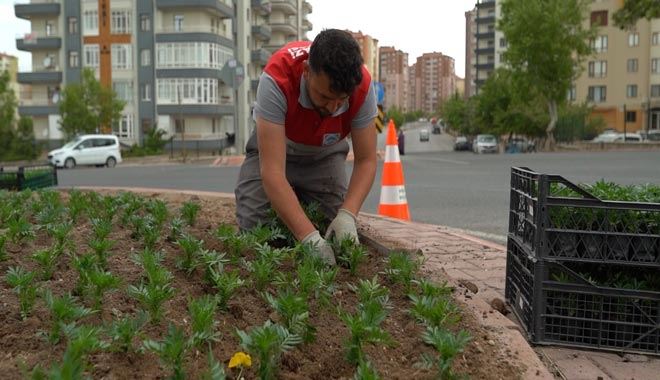 Melikgazi’de kavşaklar çiçeklerle süslendi