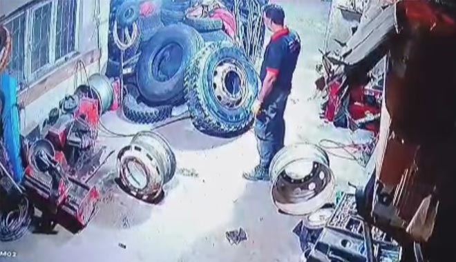 Hava basarken patlayan kamyon lastiği korkuttu