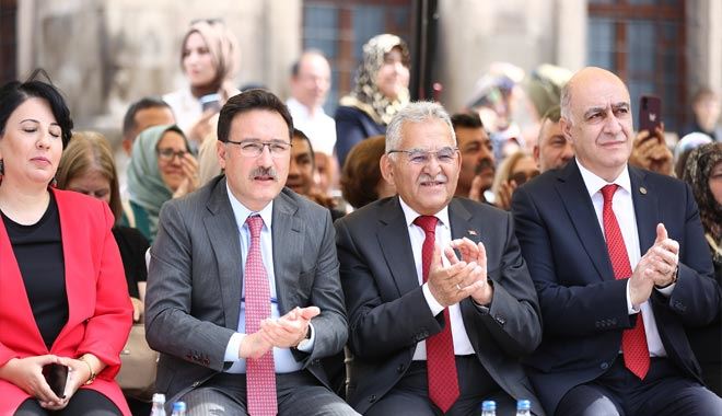 Çiçek ve Büyükkılıç mezuniyet sevincine ortak oldu