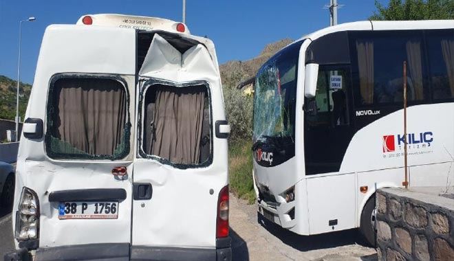  İşçi servisleri çarpıştı: 14 yaralı