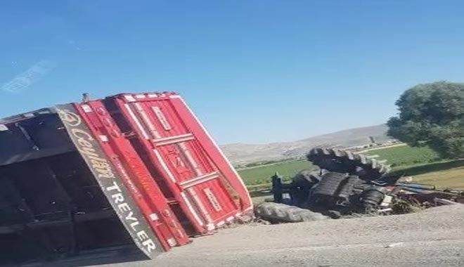   Traktör ile tır çarpıştı: 2 yaralı