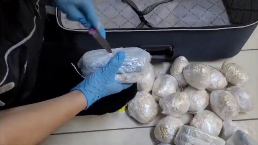 Valizden uyuşturucu fışkırdı