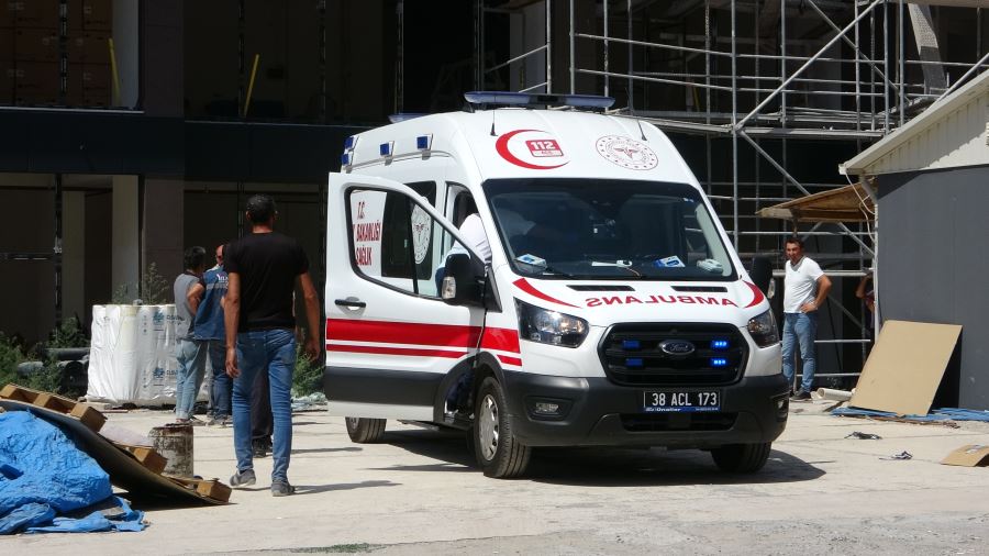 İnşaatta 3 metrelik boşluğa düşen işçiyi itfaiye kurtardı