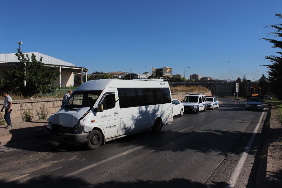 İşçi servisleri çarpıştı: 10 yaralı