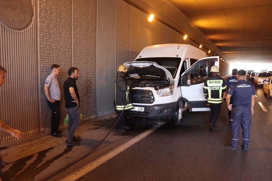 Faciaya ramak kaldı: İşçi servisi yangını söndürüldü