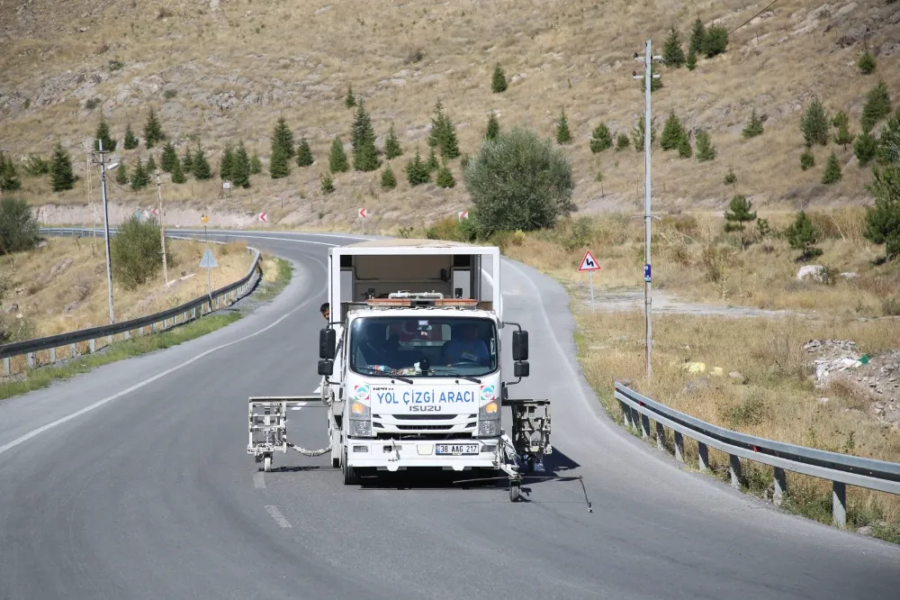 Melikgazi, Yolların Güvenliği İçin Çizgi Çalışması Yapıyor