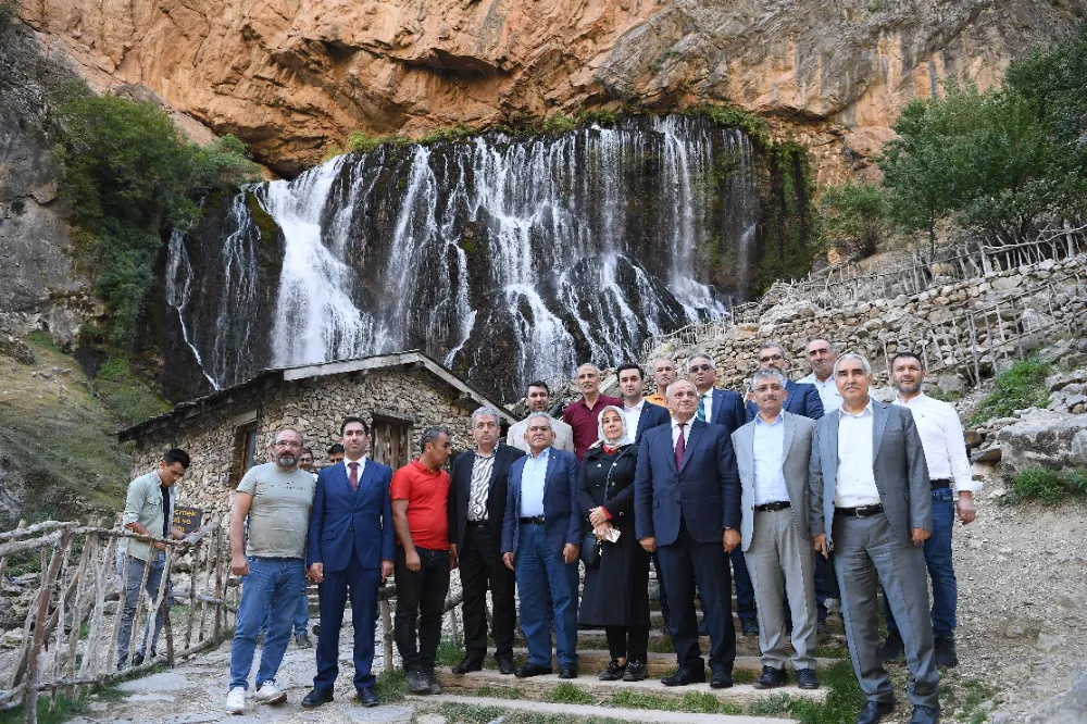 Başkan Büyükkılıç’tan ulaşımını sıcak asfaltla buluşturduğu Kapuzbaşı Şelalesi’ne davet