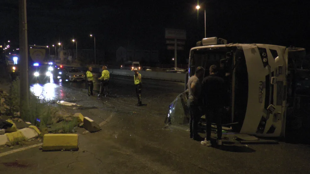 Kayseri’de gece vardiyasına giden işçi servisi devrildi: 6 yaralı