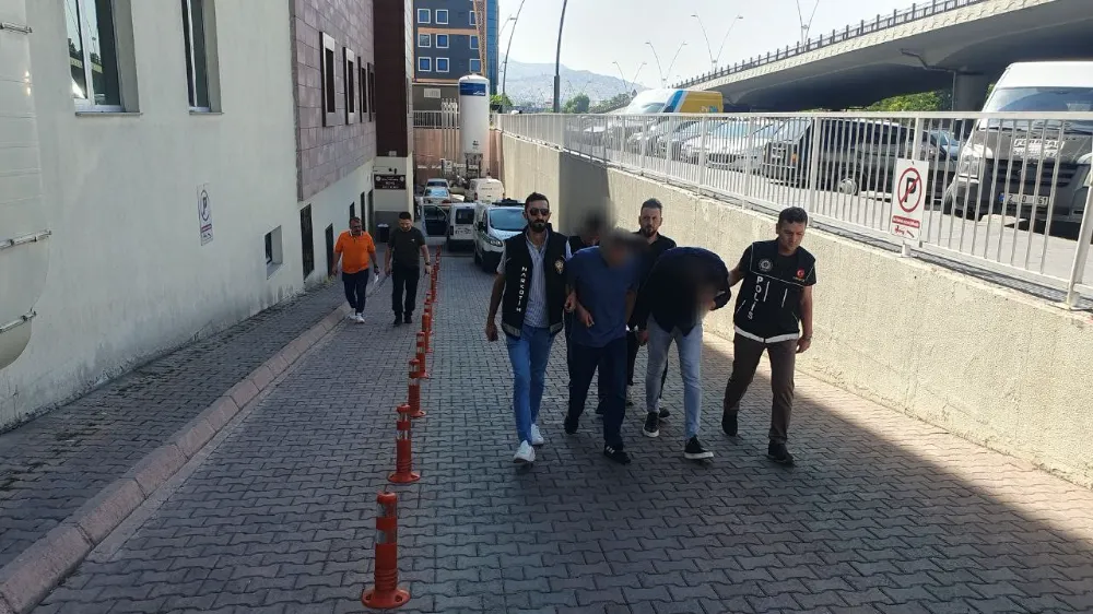 Zehir tacirleri narkotik polisinden kaçamadı