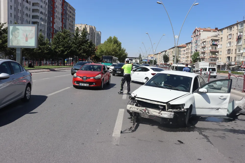 Otomobilin bariyerlere çarptığı kazada ortalık savaş alanına döndü