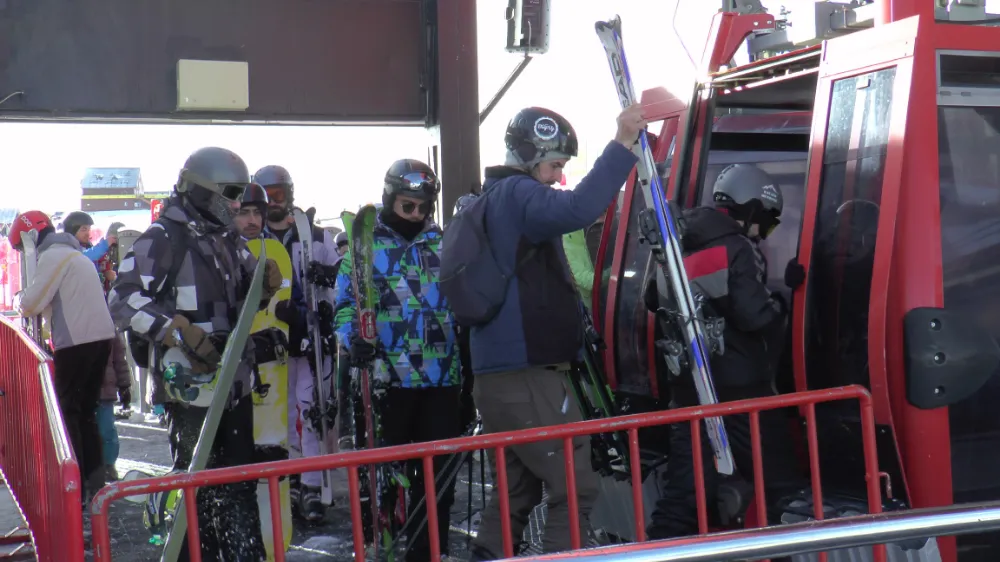 Sömestiri fırsat bilen kayakçılar Erciyes’i doldurdu