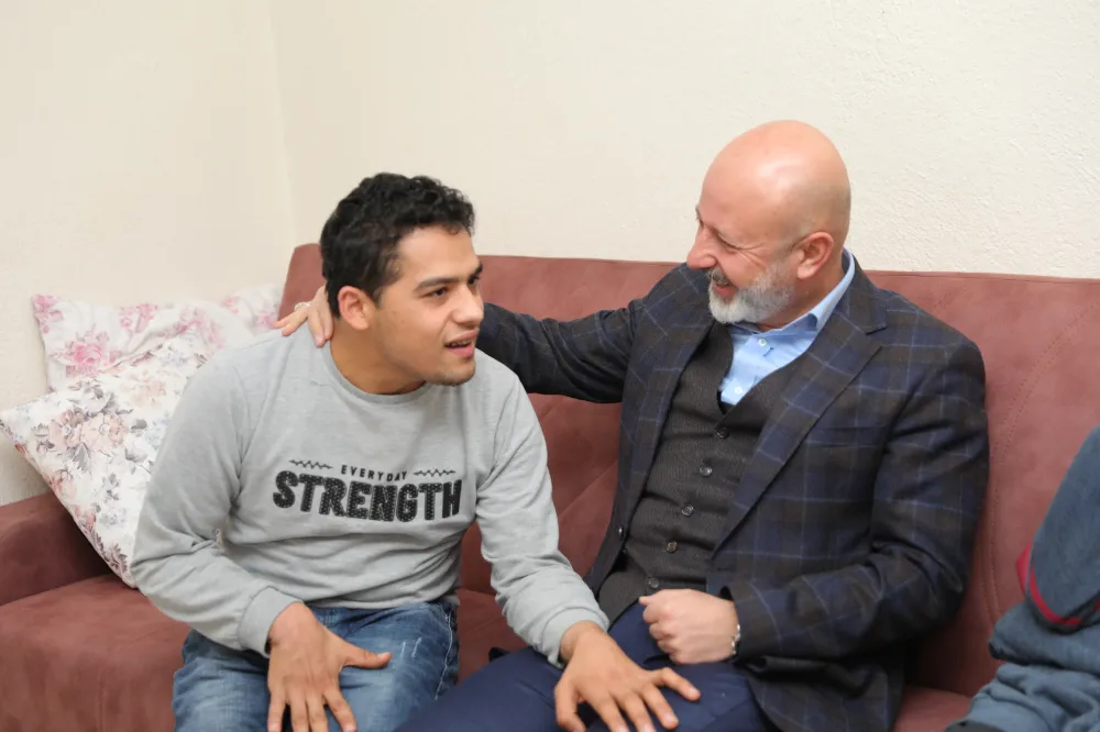 Başkan Çolakbayrakdar, engelli gencin yüzünü güldürdü