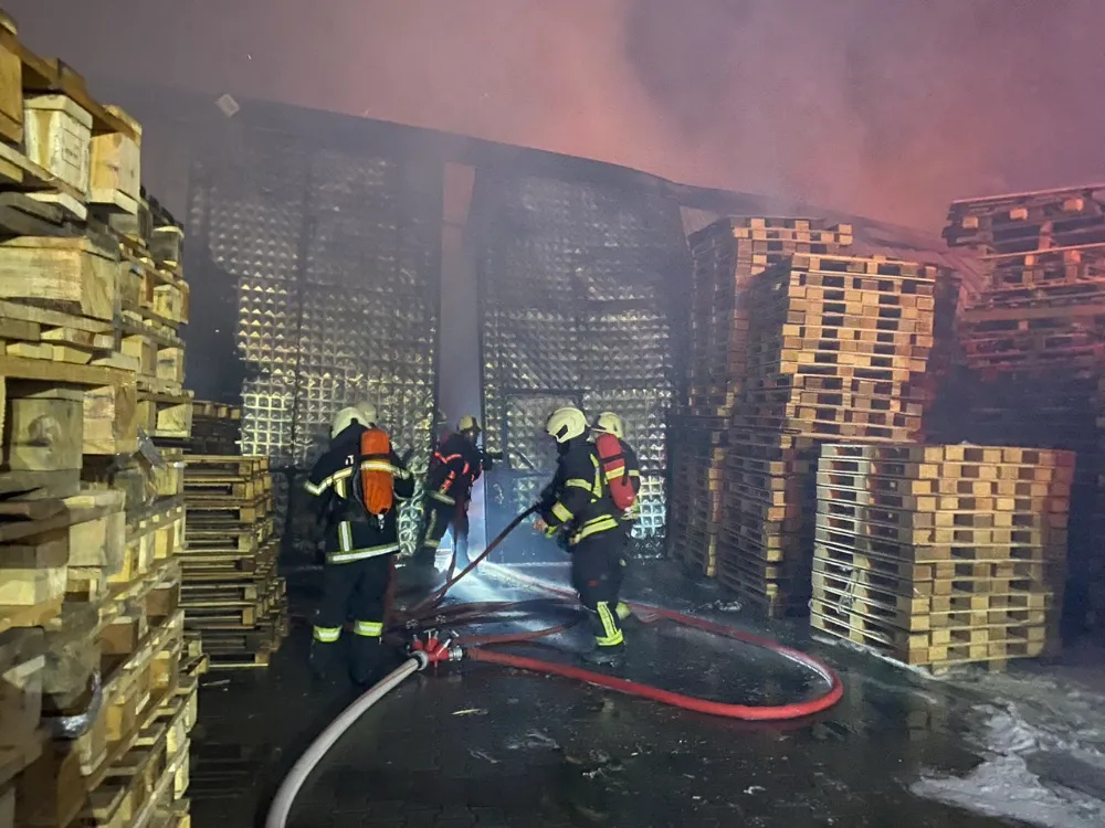 Palet Üretim Tesisi’nde çıkan yangın 1 saatte kontrol altına alındı