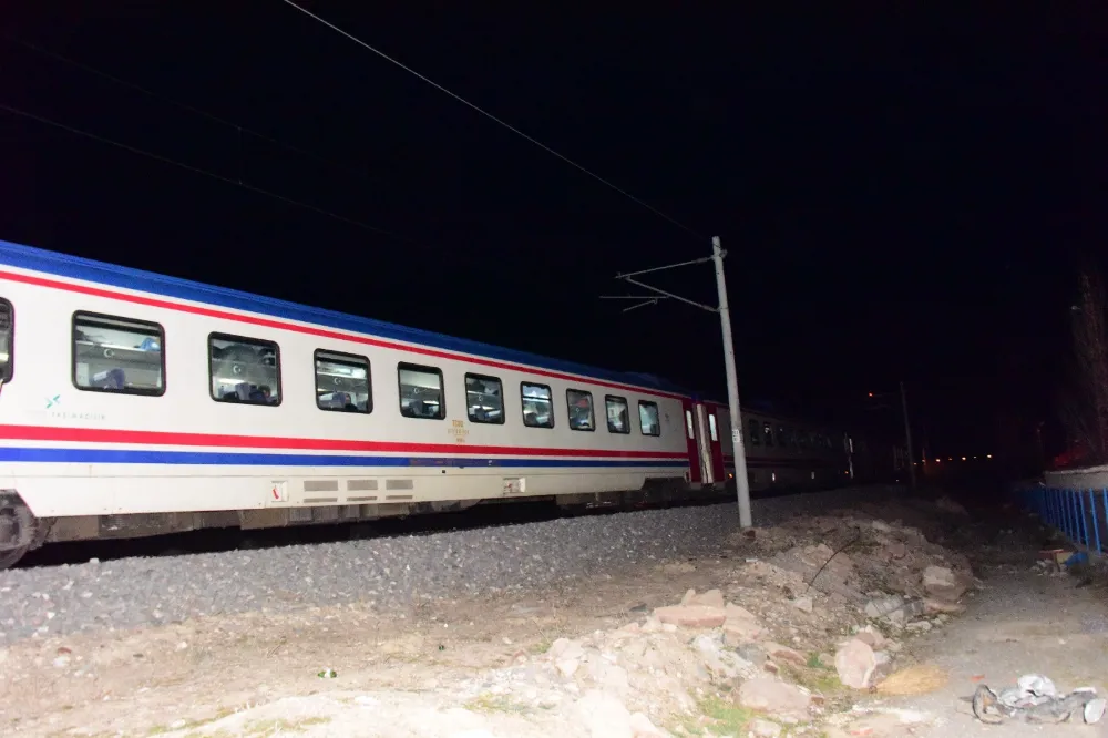 Doğu Ekspresi hafif ticari araca çarptı, demiryolu 1 saat ulaşıma kapandı