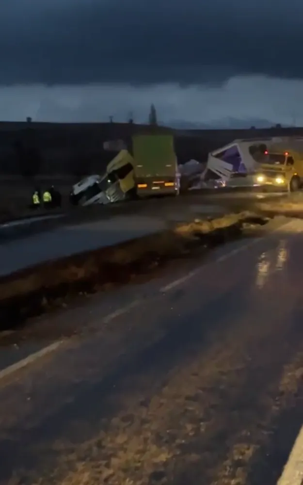 Kayseri’de makaslayan tır karşı şeride geçti: 3 tır birbirine girdi, 3 kişi yaralandı