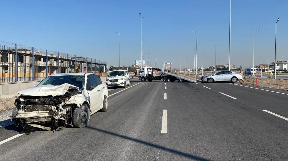 Otomobiller kavşakta çarpıştı: 1’i ağır 3 yaralı