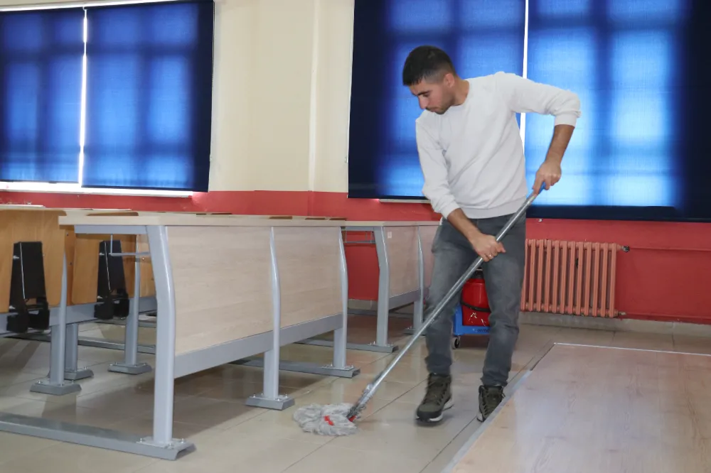 Sınıf ve koridorlarını temizlediği iletişim fakültesinde gazeteciliğe hazırlanıyor