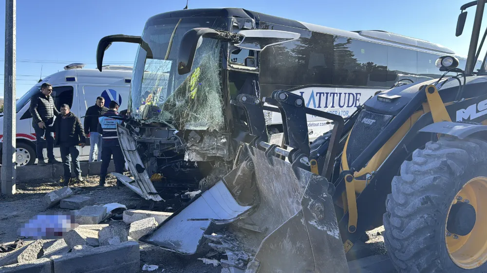 Endonezyalı turistleri taşıyan otobüs kaza yaptı