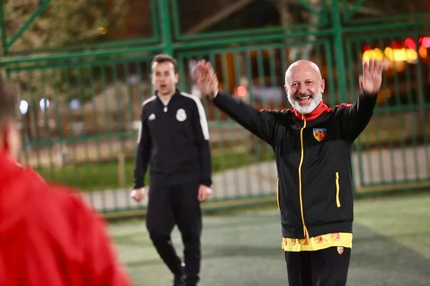 Çolakbayrakdar, halı sahada gençlerle ter döktü