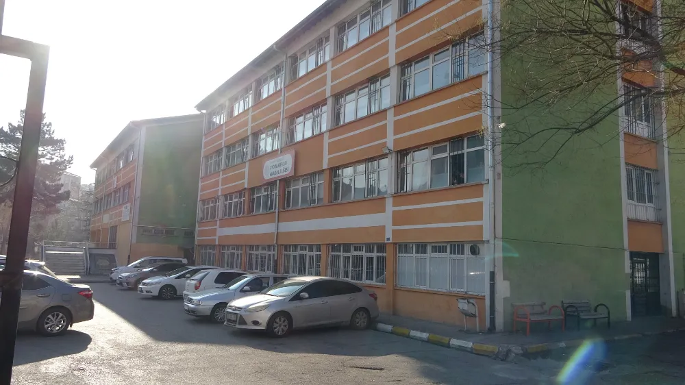 Yorgun mermi okula isabet etti