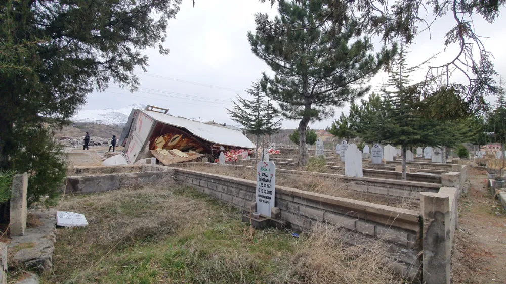Virajı alamayan tır mezarlığa devrildi: 1 yaralı